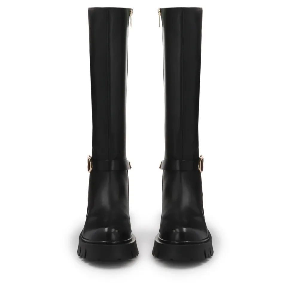 Schwarze Lederstiefel mit einem Riemen verziert