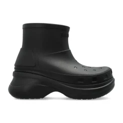 Schwarze Plateaustiefel mit geprägtem Logo