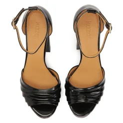 Schwarze Sandalen mit einem breiten Absatz und Plateau