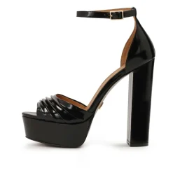 Schwarze Sandalen mit einem breiten Absatz und Plateau