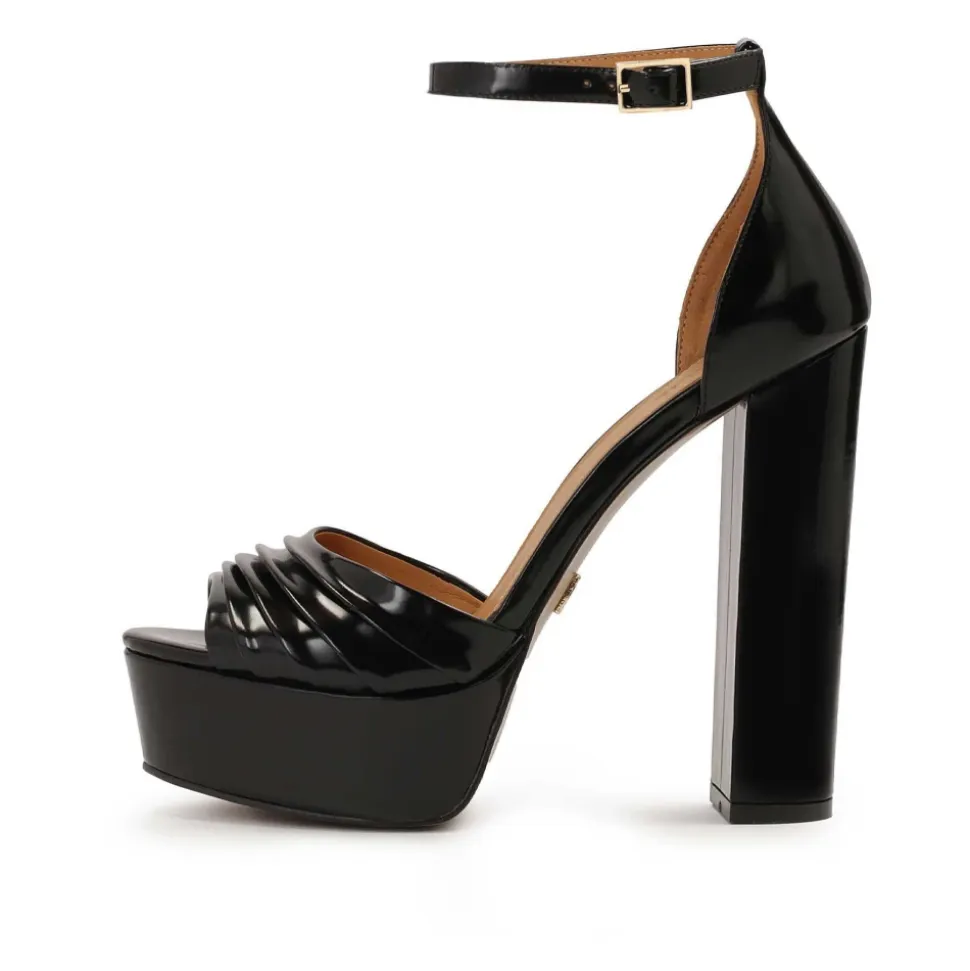 Schwarze Sandalen mit einem breiten Absatz und Plateau