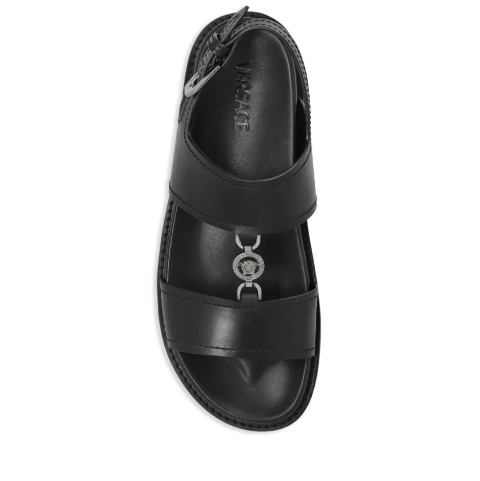 Schwarze Sandalen mit Schnalle und flacher Gummisohle