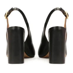Schwarze Slingback-Pumps mit einem breiten Absatz