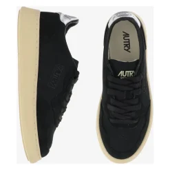 Schwarze Sneakers für einen Stilvollen Look