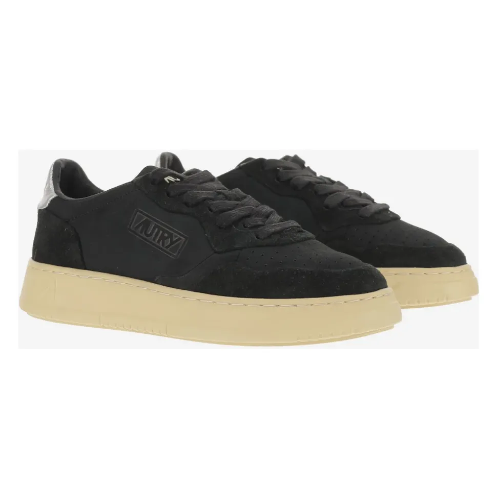 Schwarze Sneakers für einen Stilvollen Look