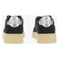 Schwarze Sneakers für einen Stilvollen Look
