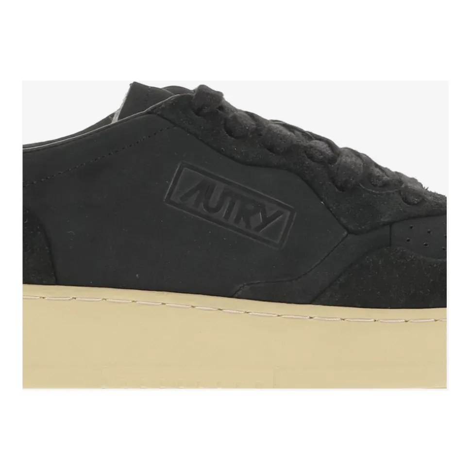 Schwarze Sneakers für einen Stilvollen Look