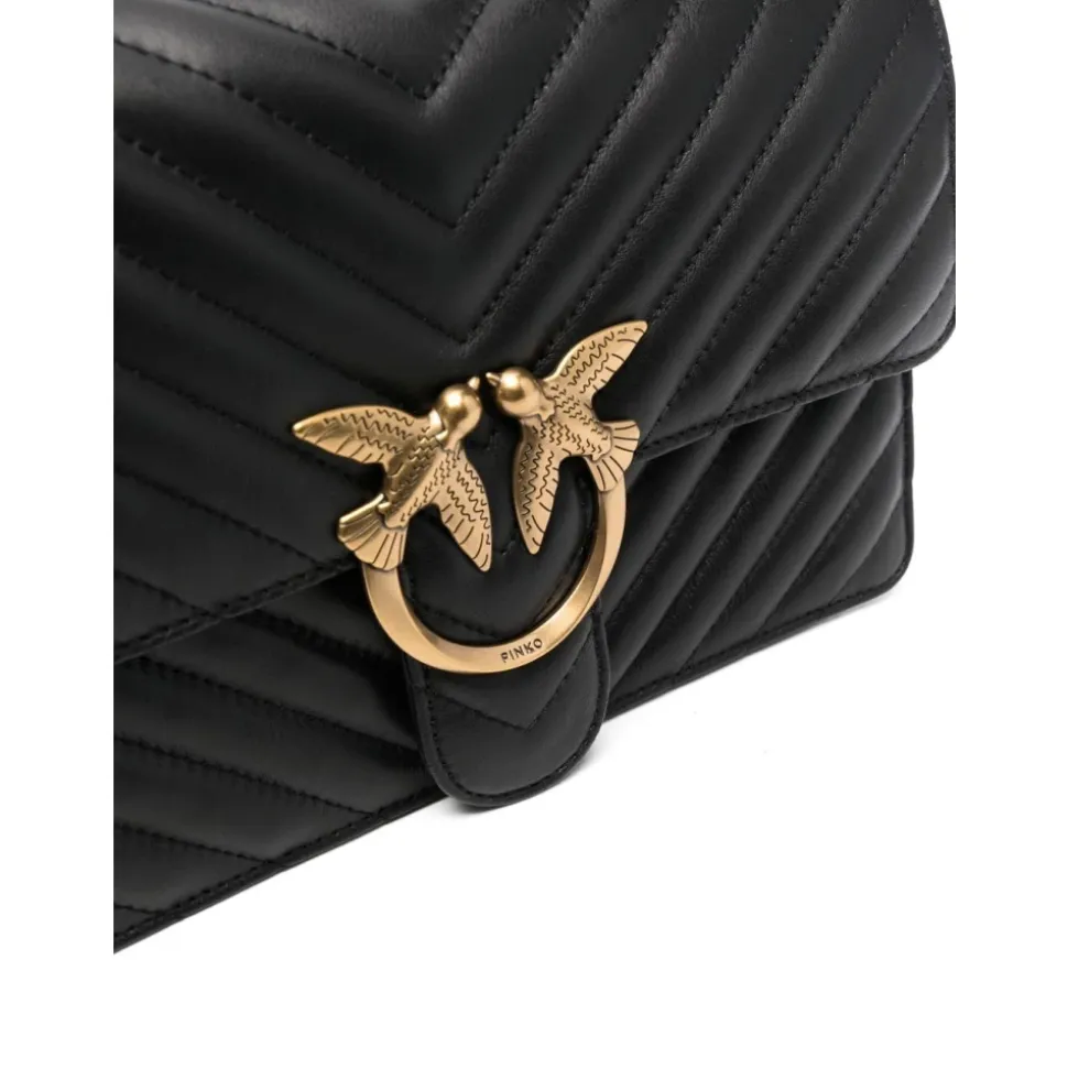 Schwarze Taschen für stilvolles Aussehen