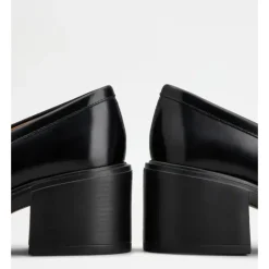 Schwarzer Kalbsleder-Loafer mit geprägtem Logo
