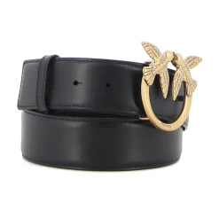 Schwarzer Ledergürtel mit goldenem Logo