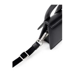 Schwarzer Leder-Sweatshirt und Mini-Tasche