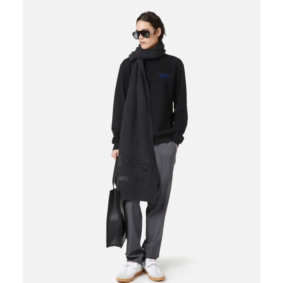 Schwarzer Pullover mit kleinem Branding