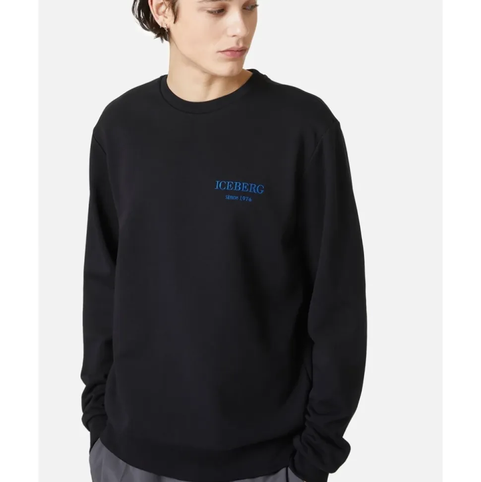 Schwarzer Pullover mit kleinem Branding