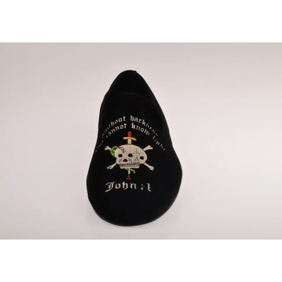 Schwarzer Slipper mit Totenkopfstickerei