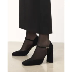 Semi-offene Wildlederpumps mit offener Zehenpartie auf einem Pfosten.Dieses Produkt fällt groß aus.