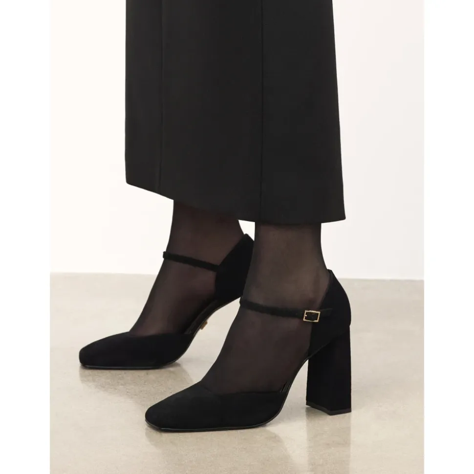 Semi-offene Wildlederpumps mit offener Zehenpartie auf einem Pfosten.Dieses Produkt fällt groß aus.