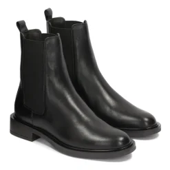 Slip-on Stiefel mit flacher Sohle.Dieses Produkt fällt groß aus.