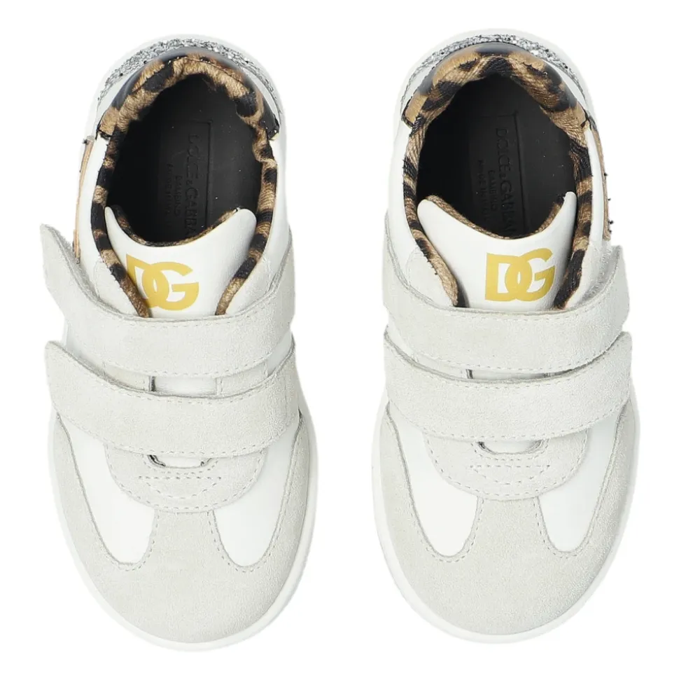 Sportschuhe mit Logo und schimmernden Applikationen