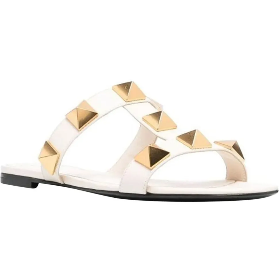 Stilvolle flache Ledersandalen mit Nieten