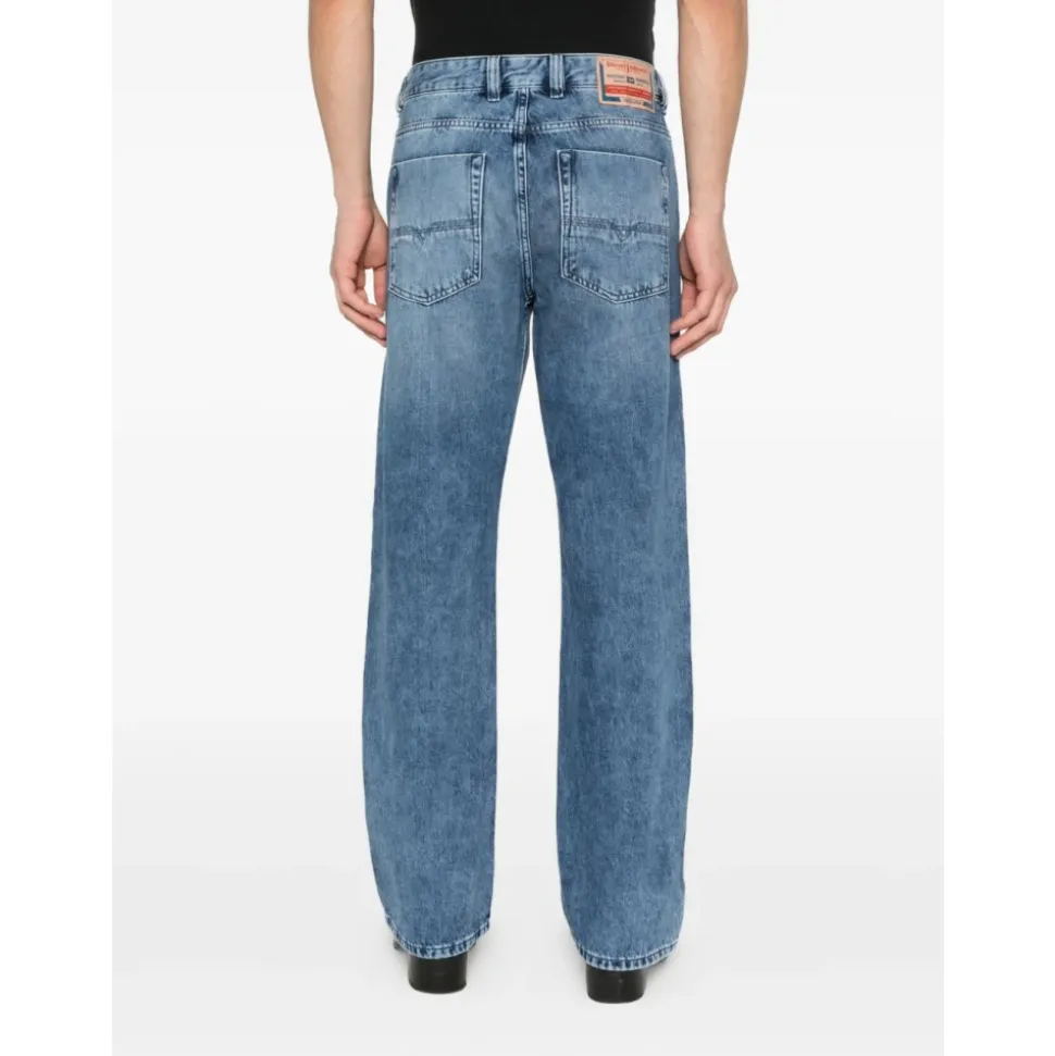 Straight Jeans
