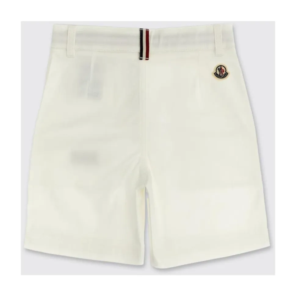 Stylische weiße Shorts mit Taschen