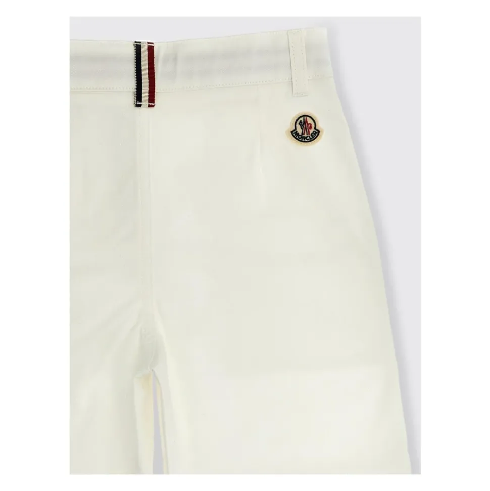 Stylische weiße Shorts mit Taschen