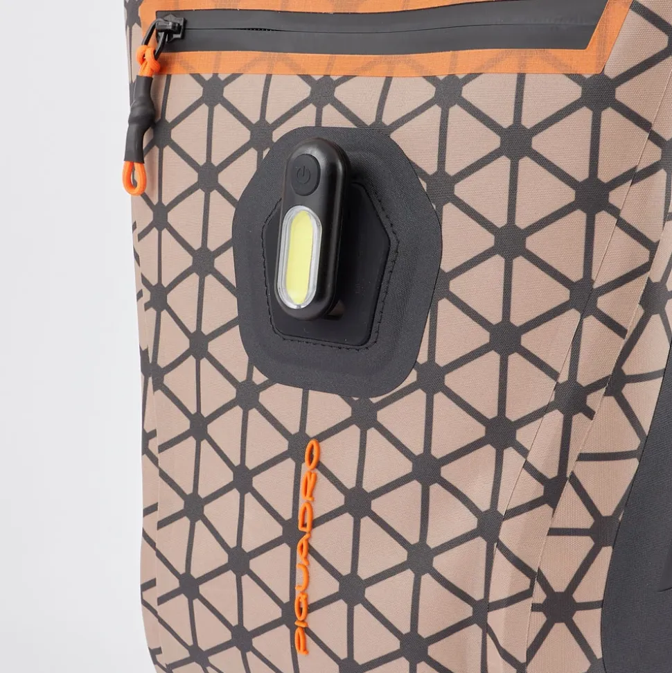Wasserdichter Rolltop-Rucksack aus 40% recyceltem Gewebe
