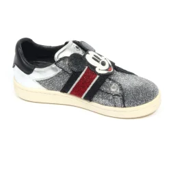 Weiße Kinderschuh Modell