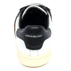 Weiße Kinderschuh Modell