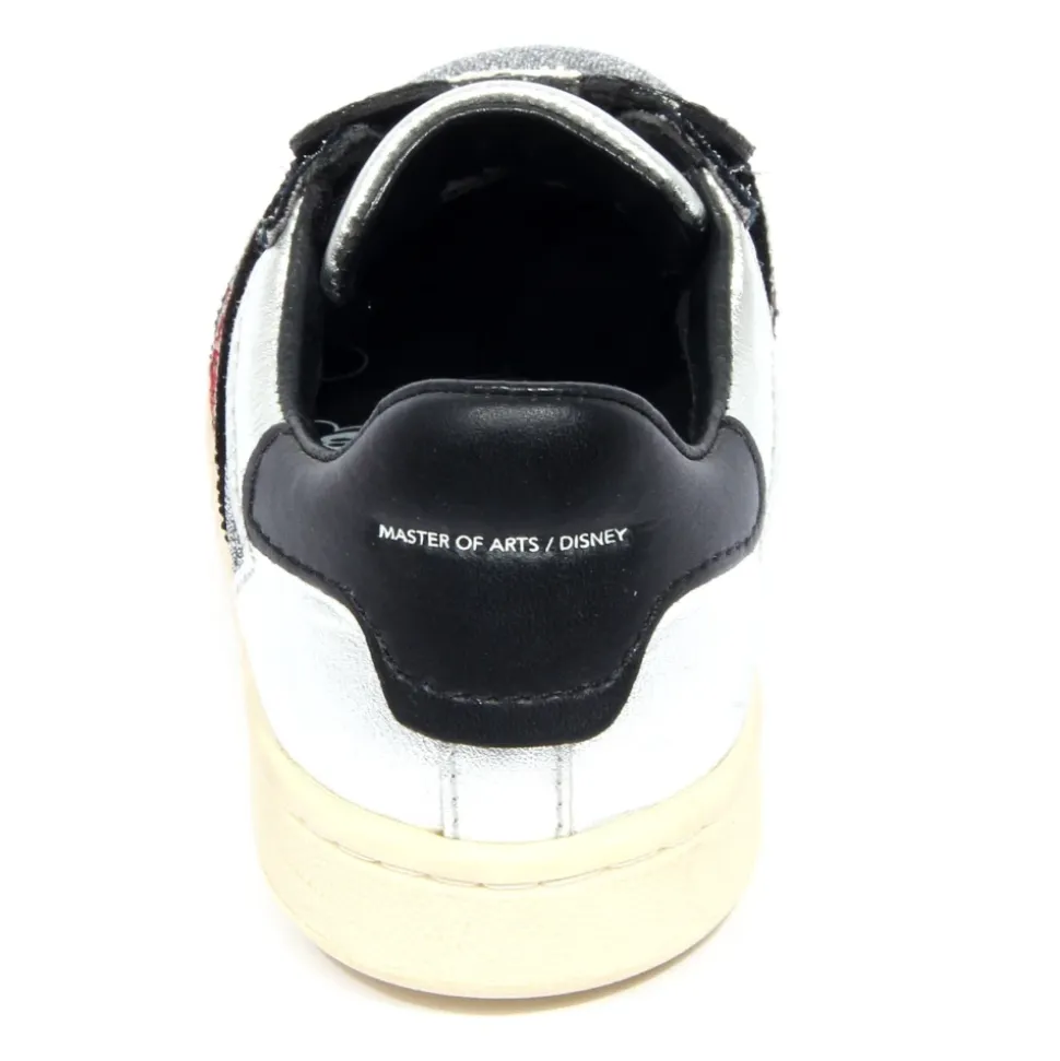Weiße Kinderschuh Modell
