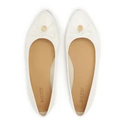 Weiße Lederballerinas mit Anhänger