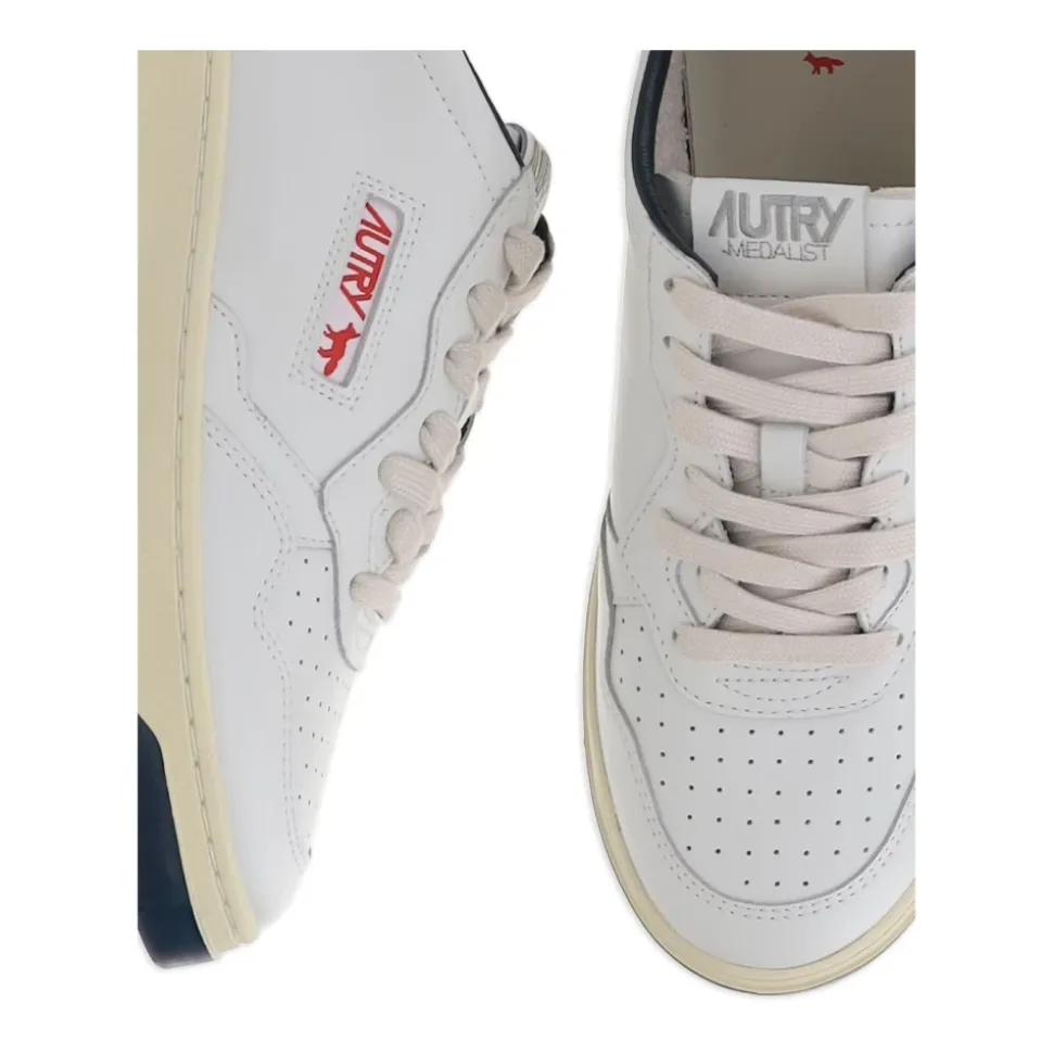 Weiße Ledersneakers mit Blauem Absatz
