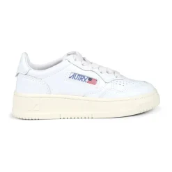 Weiße Leder-Sneakers mit Schnürung und perforierter Spitze