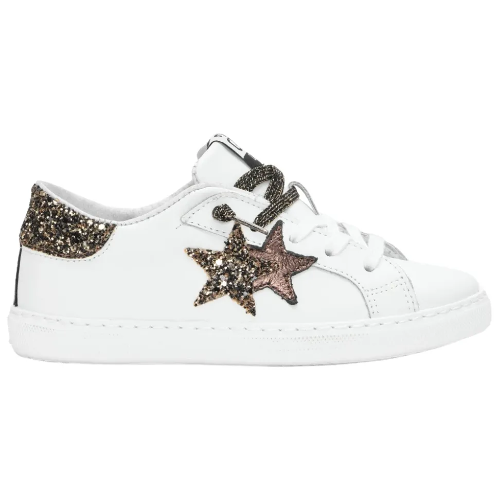 Weiße Low-Top-Sneaker aus Leder mit schwarzen und glitzernden Details