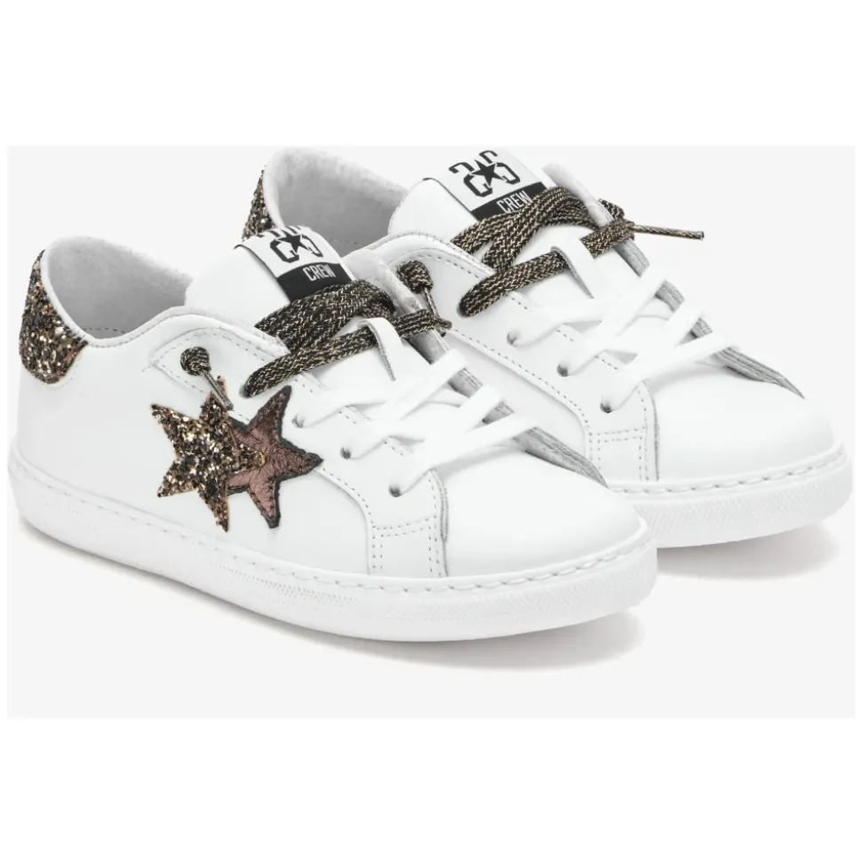 Weiße Low-Top-Sneaker aus Leder mit schwarzen und glitzernden Details
