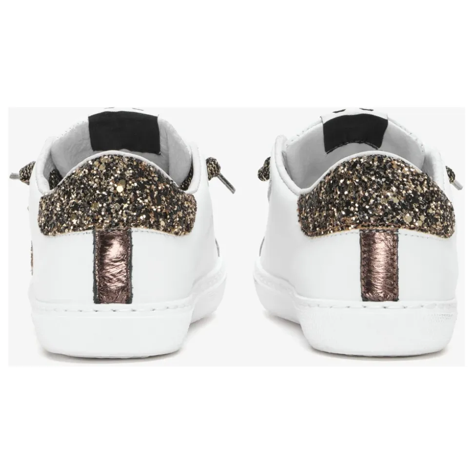 Weiße Low-Top-Sneaker aus Leder mit schwarzen und glitzernden Details