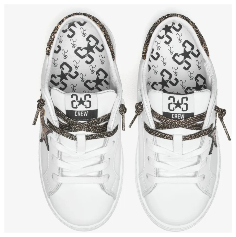 Weiße Low-Top-Sneaker aus Leder mit schwarzen und glitzernden Details