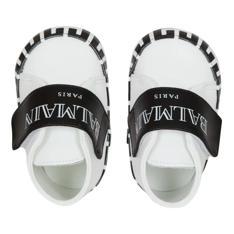 Zweifarbige Sneaker mit Vintage-Logo